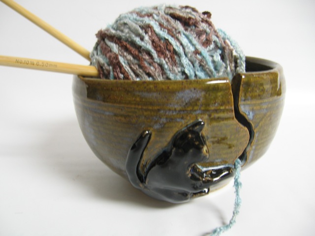 Yarn bowl with cat