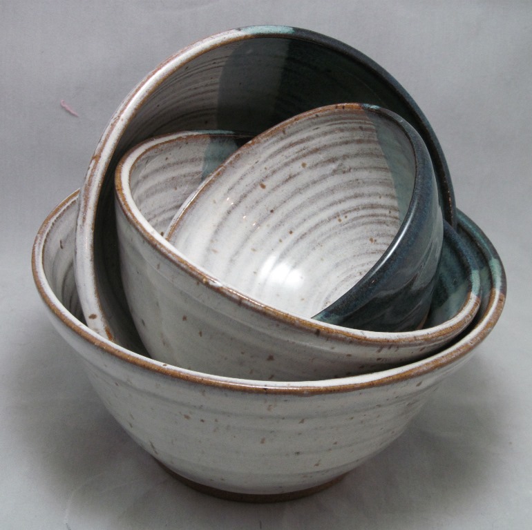 Serving set of bowls